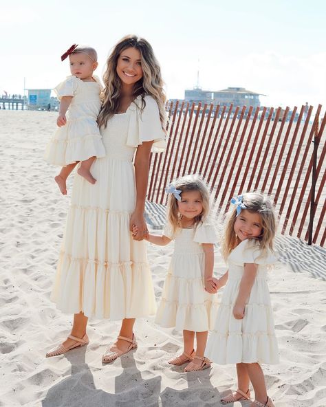 Madison Fisher, Taytum And Oakley, Mommy Daughter Outfits, Mother Daughter Fashion, Summer Family Photos, Mother Daughter Outfits, Three Girls, Mommy And Me Dresses, Family Picture Outfits