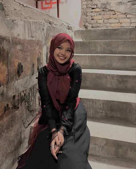 Dress Merah Maroon Hijab, Goth Hijab Outfit, Maroon Hijab Outfit, Gothic Hijab, Goth Hijabi, Goth Ootd, Hijab Outfit Aesthetic, Black Outfit Hijab, Maroon Hijab