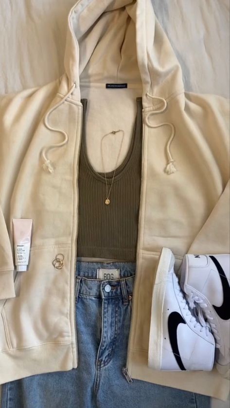 White Zip Up Sweater Outfit, Beige Zip Up Hoodie Outfit, Zip Up Sweater Outfit, Uptown Girl, Zip Up Sweater, School Fits, Hoodie Outfit, School Outfit, Cute Fits