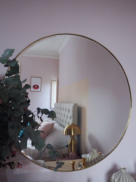 DIY Large Brass Trim Circular Mirror — MELANIE LISSACK INTERIORS Circle Mirror Decor, Cermin Aesthetic, Diy Round Mirror, Mirrors Aesthetic, Summer Bedroom Ideas, Mirror Background, Circle Mirrors, Round Mirror Frame, Cool Bedroom Ideas