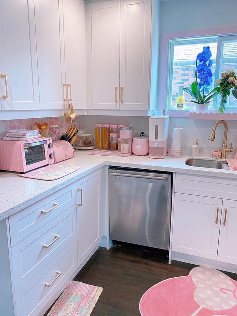 Girly Kitchen Decor, Stylish Apartment Decor, Girly Kitchen, Pink Kitchen Designs, Trendy Apartment Decor, Pink Kitchen Decor, Apartment Simple, Dorm Kitchen, Girly Apartments