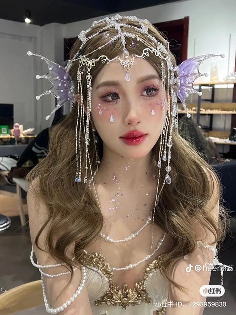 Korean Halloween Costumes, Hairstyle Fairy, Water Fairy Costume, Fairytale Makeup, Fairycore Hair, Siren Hair, Mermaid Hairstyles, Fairy Hair Accessories, Fairy Hairstyles