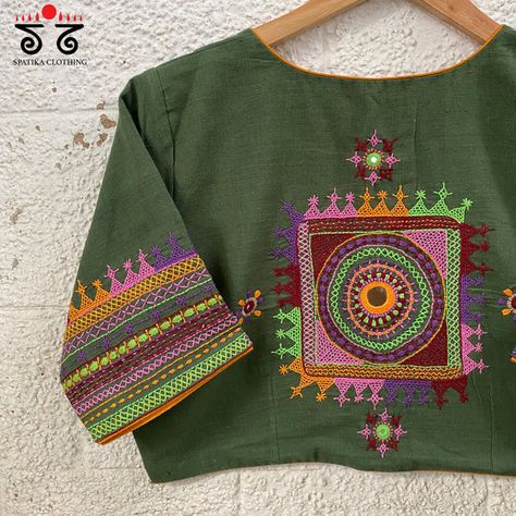 Lambani Embroidery Blouse, Kutchi Work Blouse, Hand Embroidery Blouse Designs, Navratri Fits, Lambani Embroidery, Kachi Work, Nakshi Katha, Kutchi Work, Handwork Blouse