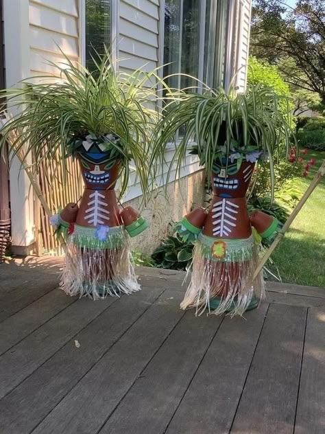 Backyard Luau Party Ideas Diy, Tiki Bar Painting Ideas, Tiki Themed Backyard, Tiki Planters Pots, Diy Tiki Hut For Party, Tiki Porch Ideas, Tiki Hut Decorations, Tiki Garden Ideas, Tiki Backyard Ideas