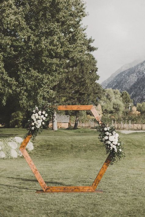 Arch Wedding Ceremony, Hexagon Arch, Diy Wedding Arch, Hexagon Wedding, Wedding Arch Rustic, Tafel Decor, Wedding Ceremony Arch, Wooden Arch, Arch Wedding