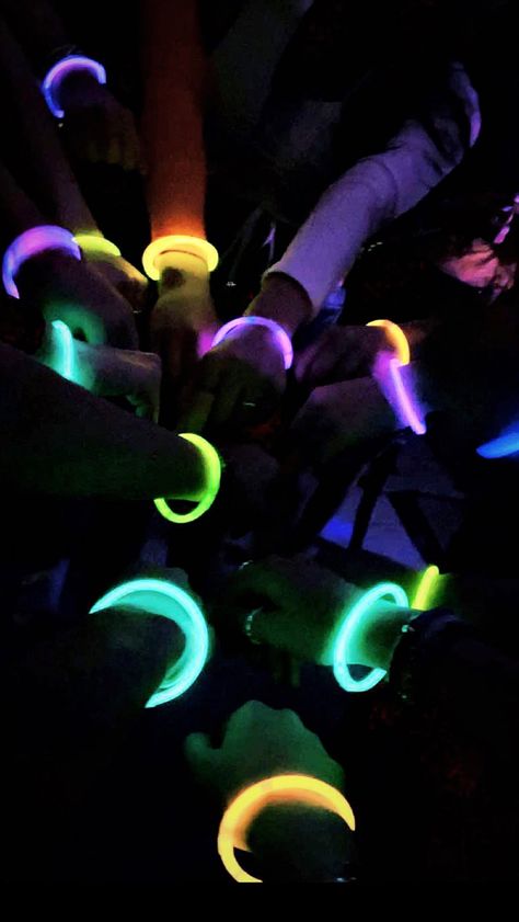 Party Accessories Ideas, Glow In The Dark Bracelets, Party Night Club Aesthetic, Friend Group Pictures, Night Club Aesthetic, Dark Red Wallpaper, Party Night Club, Birthday Collage