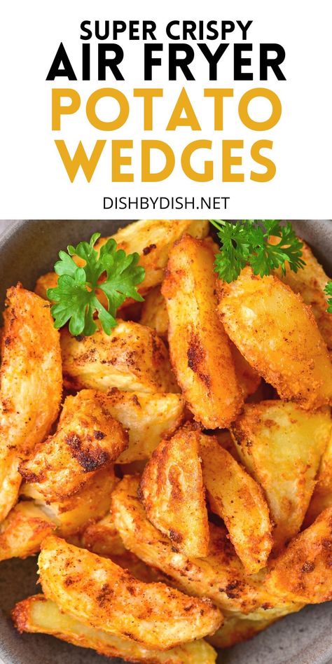 Crispy air fried potato wedges in a bowl garnished with fresh parsley. Jo Jo Potatoes Wedges Air Fryer, Airfried Crispy Potatoes, Air Fryer Wedges, Air Fried Potato Wedges, Air Fryer Potato Recipes, Golden Potato Recipes, Fried Potato Wedges, Air Fried Potatoes, Air Fryer Potato Wedges