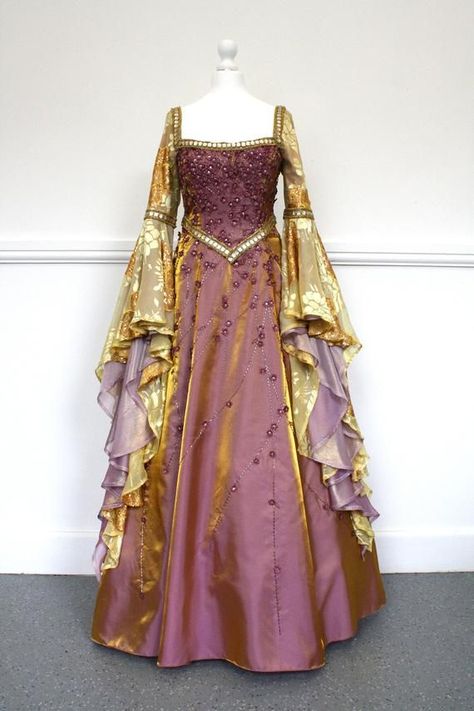 Midevil Dress, Era Victoria, Gaun Abad Pertengahan, Fashion Fairytale, Princess Fairytale, Fair Outfits, Old Fashion Dresses, Fantasy Dresses, Royal Dresses