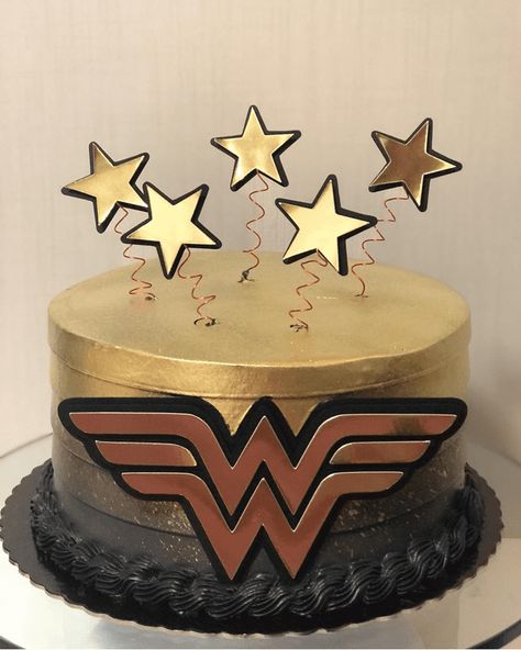 Woman Birthday Cake Ideas, Woman Birthday Cake, Bolo Musical, Wonder Woman Cake, Wonder Woman Birthday Party, Wonder Woman Party, Wonder Woman Birthday, Marvel Cake, Batman Birthday Party