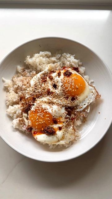 Jean Choi, FNTP🇰🇷🇺🇸 on Instagram: "Korean egg rice or gyeran bap - one of my favorite meals when I need a quick lunch on a busy day, or making something that the whole fam likes. It’s pure comfort food and so easy to make. Heat up rice, then top with fried eggs. Add sesame oil, soy sauce, and sesame seeds. If you want, you can also add some chili crisp. Top with torn up toasted nori, mix, and eat with kimchi. Enjoy! . . . . . . #gyeranbap #eggrice #eggricebowl #계란밥 #koreanfood #comfortfood #easyreceipe #kidfriendlyfood #kidfriendlymeals #quickandeasymeals #quickmealsforkids #koreanmom #asmrfood" Korean Egg Rice, Gyeran Bap, Korean Egg, Quick Meals For Kids, Egg Rice, Instagram Korean, Chili Crisp, Easy Eat, Fried Eggs