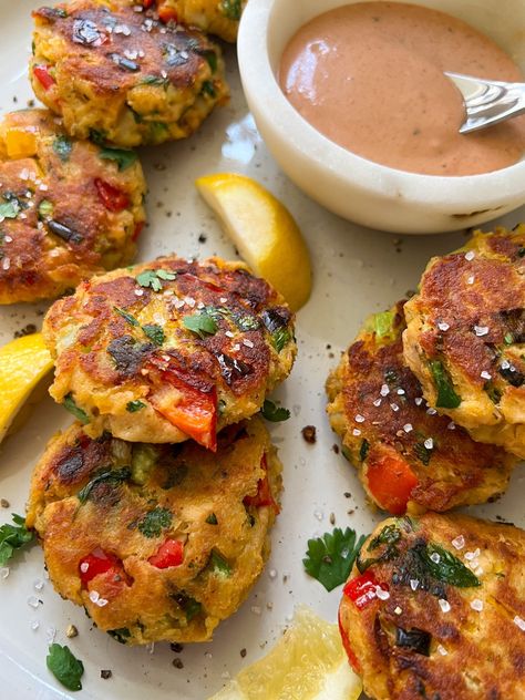 CAJUN TUNA CAKES WITH COMEBACK SAUCE Dance In The Kitchen, Tuna Cakes Recipe, Cajun Pasta Recipes, Tuna Fish Cakes, Fish Cakes Recipe, Comeback Sauce, Tuna Patties, Tuna Cakes, Cajun Creole Recipes