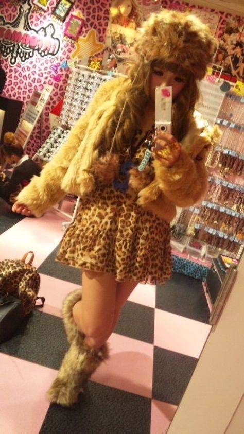 Gyaru Gal Fashion, Gyaru Fashion Plus Size, Gyaru Fashion 2000s, Garyu Aesthetic, Garyu Outfits, Gyaru Fashion Outfits, Onee Gyaru Fashion, Gyaru Fashion Winter, Gyaru Fashion 90s