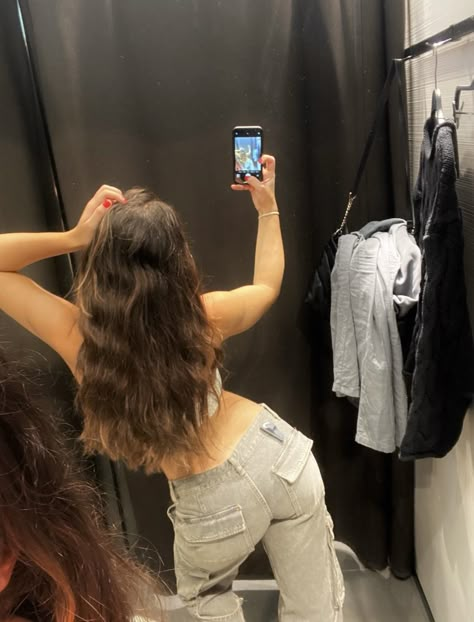 Dressing Room Pictures Instagram, Dressing Room Selfie Mirror Outfit, Dressing Room Photoshoot Ideas, Fitting Room Pics, Dressing Room Mirror Selfie, Mirror Selfie Poses Sitting On Floor, Fitting Room Mirror Selfie, Changing Room Mirror Selfie, Fitting Room Selfie