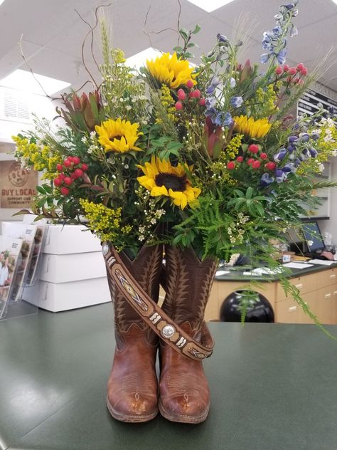 Cowboy Boot Crafts, Boot Centerpiece, Cowboy Theme Party, Western Theme Party, Cowboy Decorations, Horseshoe Crafts, Western Parties, Memorial Flowers, Cemetery Flowers