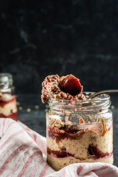 Spiced Plum Overnight Oats - Life & Lemons Raspberry Overnight Oats, Plum Crumble, Plum Recipes, Vegan Yogurt, Gluten Free Breakfasts, Breakfast Dishes, Summer Fruit, Overnight Oats, Yummy Breakfast