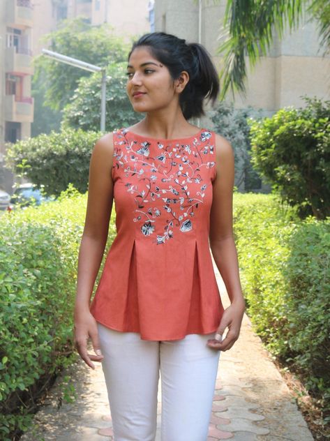 Short Kurti Designs, Cotton Short Tops, Designer Blouses Online, Cotton Tops Designs, Fancy Tops, Designer Kurtis, Fashion Tops Blouse, Linen Tank, Trendy Fashion Tops