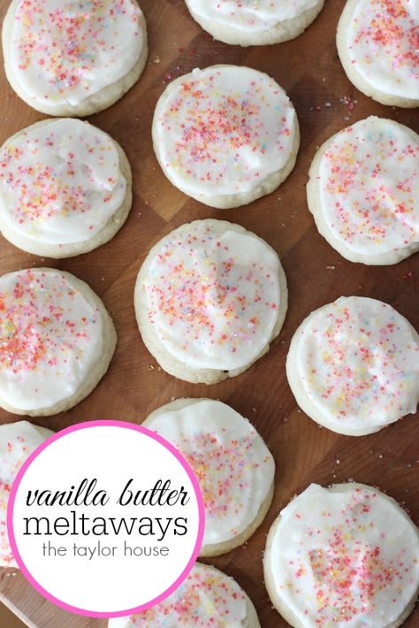 Rodelle, Sugar Cookies, Vanilla Butter Meltaway, Vanilla Sugar Cookie Meltaway Cookies, Frosted Cookies, Diy Easy Recipes, Oreo Dessert, Yummy Sweets, Tea Cakes, Mini Desserts, Cookie Desserts, Sweets Treats