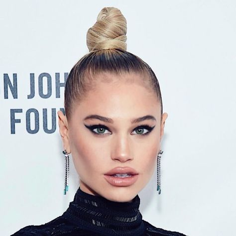 Sleek Top Knot Bun, Solange Hair, Sleek Messy Bun, Messy Bun For Curly Hair, Bun For Curly Hair, Sleek Top Knot, Vogue Shoot, Knot Hairstyles, Meredith Mickelson