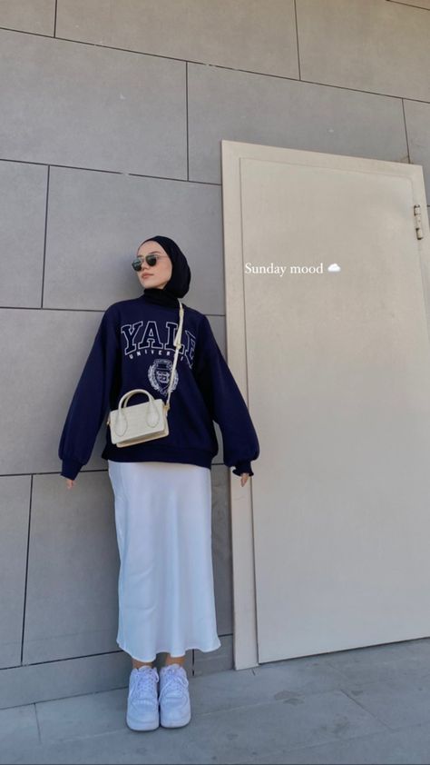 Hijabi Wardrobe, Skirt Outfits Hijab, Aesthetic Muslim Outfits, Casual Dress Korean Style, Modest Hijab, Hijab Inspiration, Ootd Hijab Casual, Sweats Outfit, Hijabi Outfit