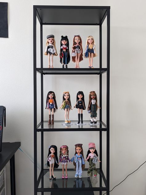 inst @xoxo_bratz Bratz Gift Ideas, Bratz Display, Bratz Collections, Diy Princess Room, Collection Shelves, Brat Doll, Princess Diy, Kawaii Things, Princess Room