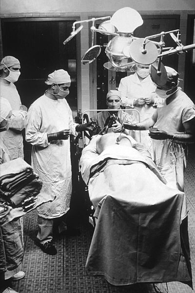 Vintage Surgery, Nursing History, Operating Room Nurse, Medical Photography, Surgical Technologist, Old Hospital, Medical Photos, Vintage Nurse, Operating Room