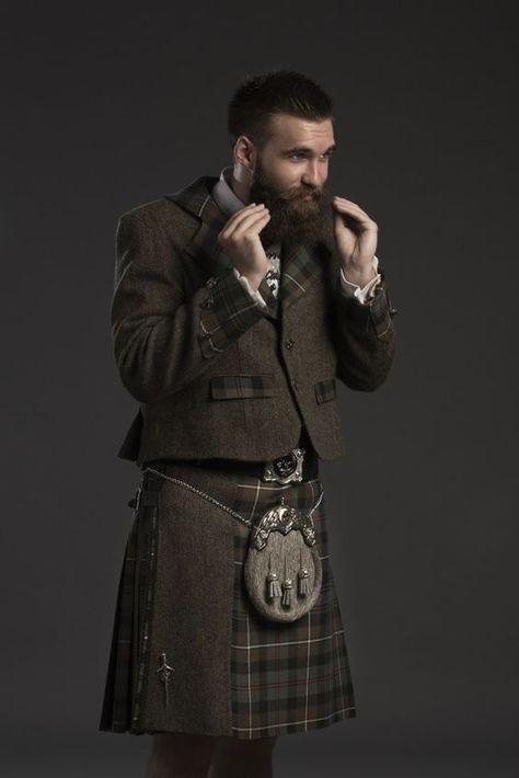 Comment porter et mettre un grand kilt en tartan ?  #tartan  #pashminacachemire   http://www.pashminacachemire.com/blog/porter-tartan/comment-porter-le-kilt-en-tartan/ - Board lapashmina/pashminacachemire Irish Kilt, Le Kilt, Scotland Men, Kilt Outfits, Ripped Knee Jeans, Scottish Fashion, Scottish Kilts, Men In Kilts, Fashion Business Casual