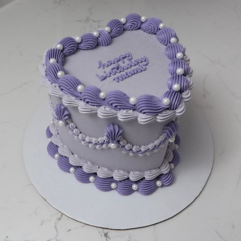 Purple cakes >>> - Cake Details - Size: Mini 6” (2 layers) Add-ons: Pearls (edible) + glitter dust (edible) #emmacakes #emmacakesseattle #heartcakeseattle #heartcake #purplecake #seattlecakes #customcakeseattle #seattlevintagecakes Birthday Cake Ideas Purple, Cute Purple Cake, Lilac Cake Design, Minimal Purple Cake, Purple Cake Aesthetic, Purple Cake Birthday, Purple And Black Cake, Green And Purple Cake, Purple Buttercream Cake