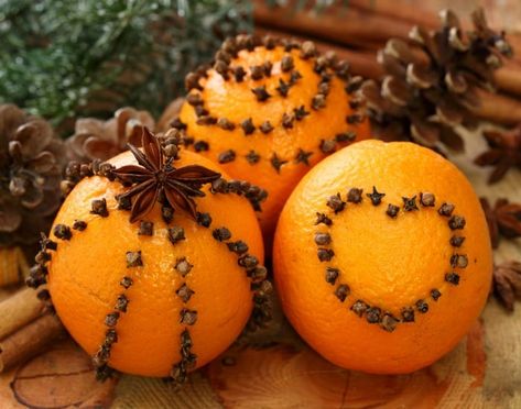 Oranges And Cloves Decoration, Orange Christmas Decor, Orange Pomanders, Yule Crafts, Winter Solstice Celebration, Old Fashioned Bread Pudding, Deco Orange, Pomander Balls, Hygge Christmas