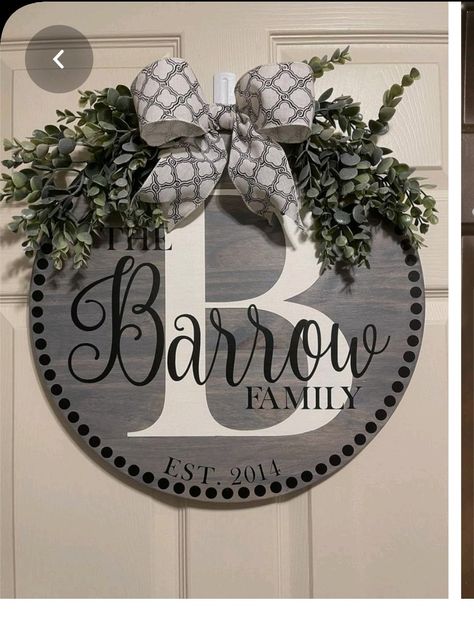 Welcome Signs Front Door, Wooden Wreath, Round Signs, Wood Door Hanger, Door Hangers Diy, Wooden Signs Diy, Door Signs Diy, Burlap Wreaths, Wooden Door Signs