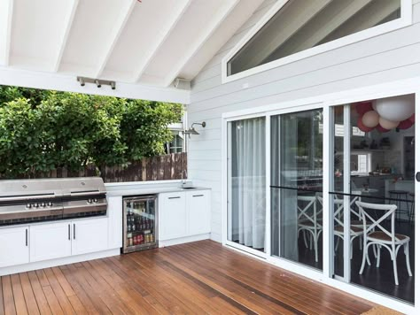 When it comes to real estate, first impressions do matter. So how can you create a stunning weatherboard house design on a budget? Weatherboard House, Outdoor Bbq Area, Outdoor Bbq Kitchen, Alfresco Area, Outdoor Living Rooms, Outdoor Living Design, Backyard Entertaining, House Deck, Bbq Area