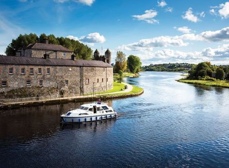 Irish Scenery, Castle Architecture, Lakeside Hotel, Best Of Ireland, Island Town, Irish Castles, Ireland Scotland, Ancient Buildings, Londonderry