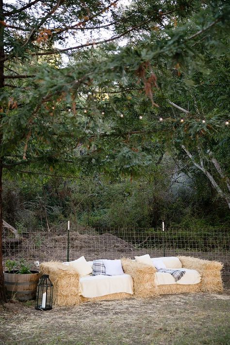 Hay Bale Seating, Deco Champetre, Barn Parties, Hay Bales, Backyard Party, Fall Outdoor, Wedding Seating, Ranch Wedding, Ranch Style