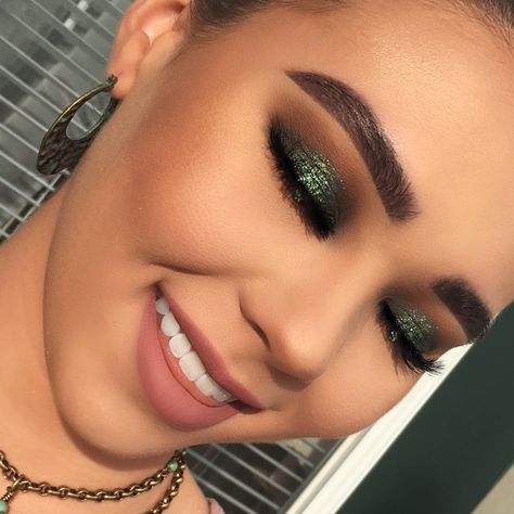 Eyeshadow Looks For Brown Eyes, 80s Eye Makeup, Green Dress Makeup, Remove Eye Makeup, Mint Julip, Eyes Inspiration, Prom Makeup For Brown Eyes, Prom Eye Makeup, Eye Makeup Styles