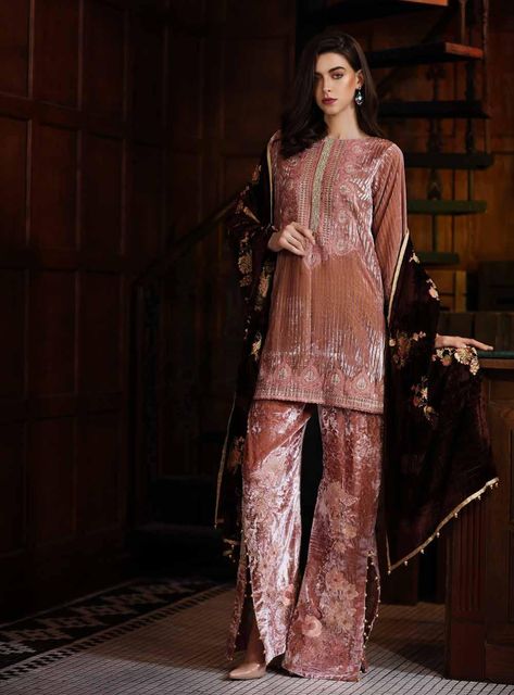 Ladies Velvet Suit, Latest Velvet Suit Designs, Velvet Pakistani Dress, Velvet Suit Design, Pakistan Dress, Cute Asian Fashion, Heavy Dresses, Velvet Dress Designs, Pakistani Fashion Casual