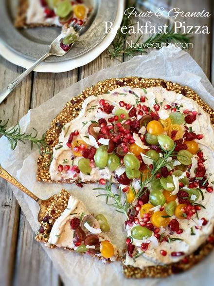 Breakfast Pizza with Granola Crust (raw, nut-free, vegan) Granola Crust, Raw Vegan Breakfast, Raw Breakfast, Breakfast Pizza Recipe, Rustic Light, Raw Diet, Raw Desserts, Raw Food Diet, Breakfast Pizza