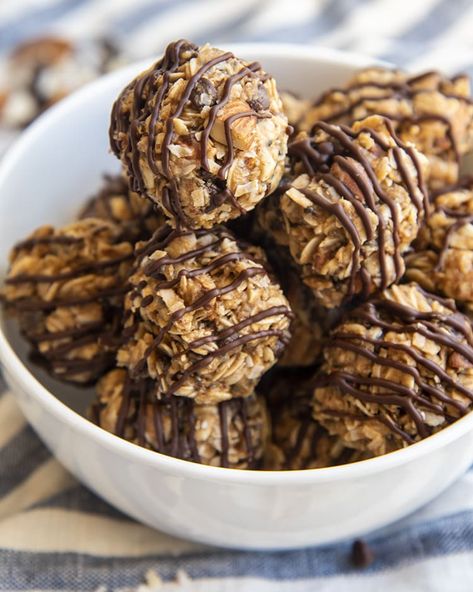 These almond joy energy balls have all the great flavors of almond joy candies, in a much better for you, snack sized ball, with the great flavors of chocolate, coconut, and almond all in one. Granola Balls, Buckeye Balls, Cereal Mix, Snack Balls, Granola Bites, Almond Milk Recipes, Healthy Granola, Almond Granola, Energy Ball Recipe