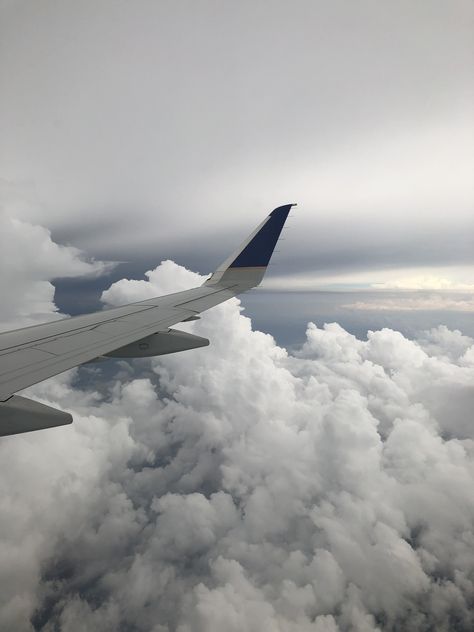 Aesthetic Airplane Pictures, Airplane Aesthetic Night, Clouds From Airplane, Plane Vibes, White Plane, Airplane Aesthetic, Travel Miami, Travel White, Plane Window