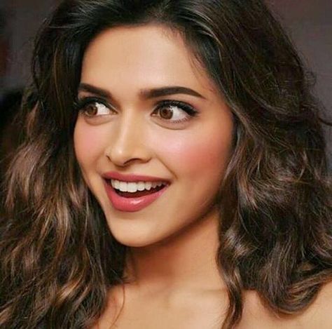 Excited Expression, Deepika Padukone Hair, Deepika Ranveer, Dipika Padukone, Deepika Padukone Style, Indian Bollywood, Bollywood Girls, Deepika Padukone, Bollywood Stars