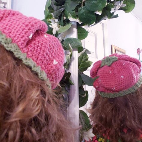 Beret Free Pattern, Strawberry Beret, Strawberry Beanie, Crochet Inspo, Strawberry Shortcake, Crochet Ideas, Free Pattern, Crochet Hats, Hats