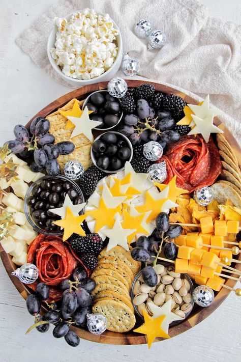 I've been looking for some fun New Year's Eve charcuterie board ideas. I really love this cheese board because it's simple and classic, yet still has a fun New Year's twist to it. I'm going to make this platter with a bunch of different finger foods for my friends and I to celebrate 2025. New Year’s Eve Party Charcuterie, 2025 Cheese Board, New Years Veggie Tray Ideas, Nye Cheese Board, Nye Food Spread, New Year’s Eve Charcuterie Board Kids, New Year Cheese Board, New Years Food Board, New Years Cheese Board