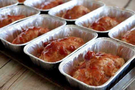 You are going to love this Freezer Mini Meatloaf Recipe! Stock up the freezer for those busy nights...so delicious and a sinch to make, what's not to love? | happymoneysaver.com Freezer Meatloaf, Mini Meatloaf Recipe, Mini Meatloaf Recipes, Resep Makanan Beku, Tartiflette Recipe, Meatloaf Recipes Pioneer Woman, Mini Meatloaf, Meatloaf Dinner, Mini Meatloafs