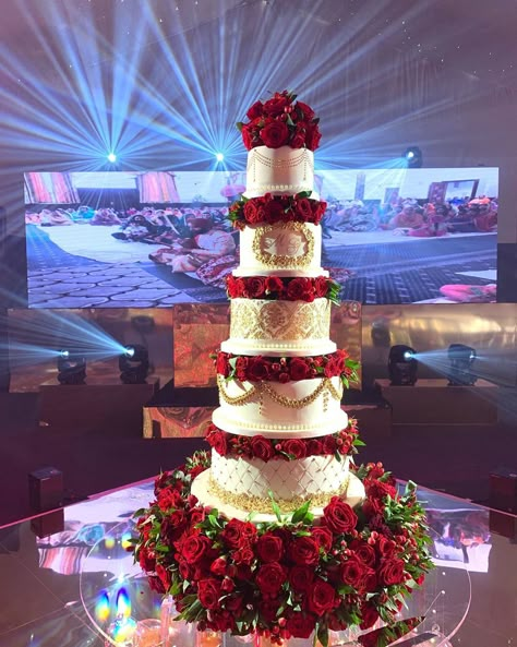 Desi Wedding Cake, Pakistani Wedding Cake, Wedding Cake With Fountain, Asian Wedding Cake, Quince Decorations Ideas, Wedding Cales, Asain Wedding, Quince Centerpieces, Red Wedding Cake