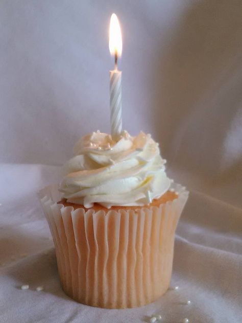 Cupcake With Candle, Tyler Birthday, Pink Champagne Cupcakes, Happy Birthday Pink, Champagne Cupcakes, Happy Birthday Beautiful, Friends Pic, Creative Birthday Cakes, Creative Birthday