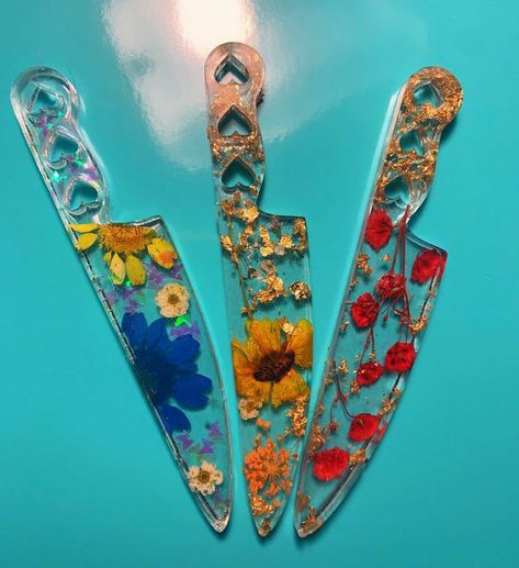 Soft Punk Aesthetic, Resin Knife, Resin Things, Dried Flowers Resin, Knife Aesthetic, Creepy Cute Fashion, Flowers Resin, Floral Resin, Pretty Knives