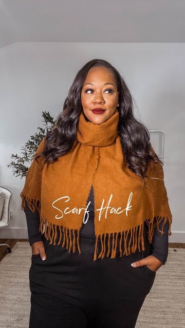 How To Wear A Long Vest, How To Wear A Ruana Wrap, Plus Size Scarf Outfit, How To Wear Neck Scarf, Large Scarf Outfit, Scarf Hacks, Sweater Hacks, Outfits With Scarves, How To Wear A Blanket Scarf