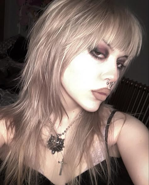 Bold Goth Hair Cut Ideas 2023 Gothic Haircut Long, Y2k Grunge Haircuts, Blonde Goth Hairstyles, Alternative Hair Straight, Grunge Messy Hair, 2000s Grunge Hair, Early 2000s Goth Makeup, Straight Grunge Hair, Nu Metal Makeup Looks