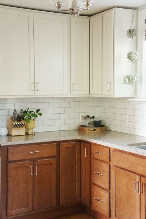 wood bottom cabinets white upper cabinets Flip Kitchen, Natural Wood Kitchen Cabinets, White Upper Cabinets, Kitchen Cabinets Color Combination, Montana House, Two Tone Kitchen Cabinets, Natural Wood Kitchen, Two Tone Kitchen, Diy Kitchen Renovation