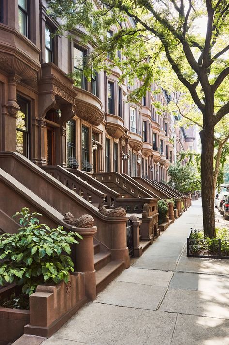 New York City Brownstones Maintain Their 150-Year-Old Mystique - Mansion Global Ny Townhouse, Nyc Brownstone, Brownstone Homes, New York Brownstone, New York Townhouse, Mickey House, San Myshuno, Home Nyc, Brooklyn Brownstone