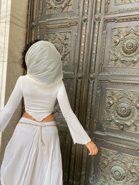 Boho outfit | midi skirt | cottage core | white skirt | white veil | waist chain | white outfit long skirt Outfit Long Skirt, White Veil, White Veils, Boho Outfit, White Outfit, Skirt White, Waist Chain, White Skirt, White Outfits