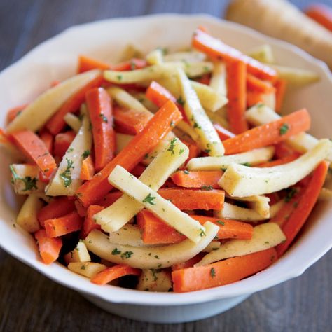 Steamed Cardamom-Parsley Carrots and Parsnips - Farm Flavor Recipe Parsley Carrots, Desserts In A Cup, Carrots And Parsnips, Parsnip Recipes, Steamed Carrots, Spiced Vegetables, Delicious Side Dishes, 20 Minute Recipes, More Veggies